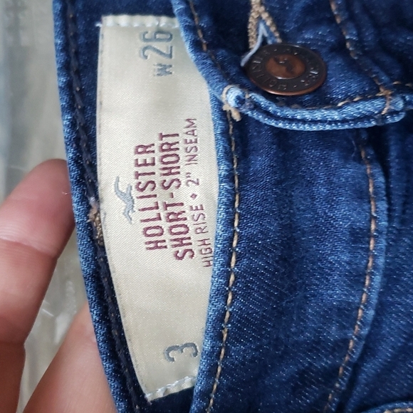 HOLLISTER Short-Short High Rise 2.5" Inseam Cuffed Jean Short 3 W/26 - Picture 2 of 3